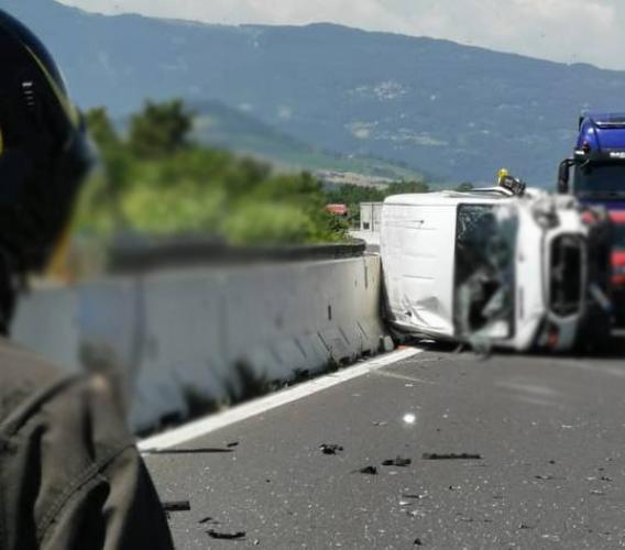 Doppio incidente sulla Ascoli-Mare: muore una donna nello scontro tra auto e furgone