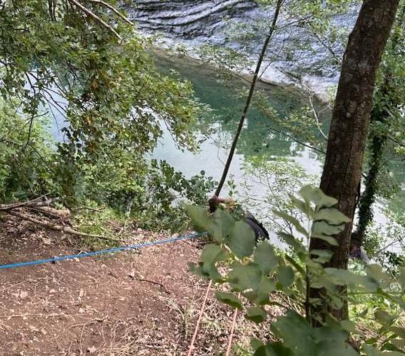 Bambino scivola in una scarpata, i genitori tentano di soccorrerlo e precipitano: salvataggio del Soccorso Alpino