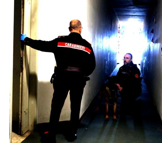 Porto Recanati, tensione all'Hotel House: 46enne si barrica in casa, intervengono tre pattuglie