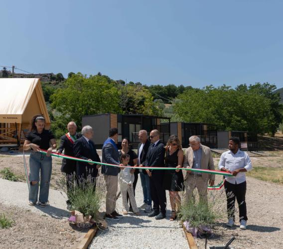 Caldarola inaugura il Glamping Simami sul lago di Caccamo