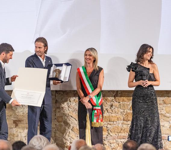 Premio "Marchigiano dell'Anno 2026" a Silvio Calvigioni: alla Mole di Ancona trionfa la moda "made in Marche"