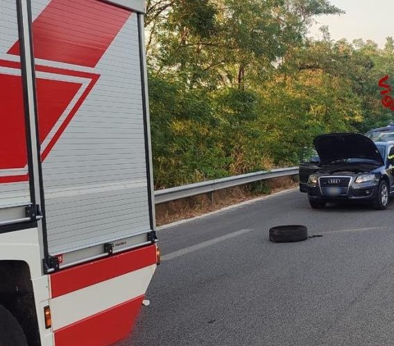 Tolentino - strike tra tre auto sulla Superstrada 77, otto persone coinvolte