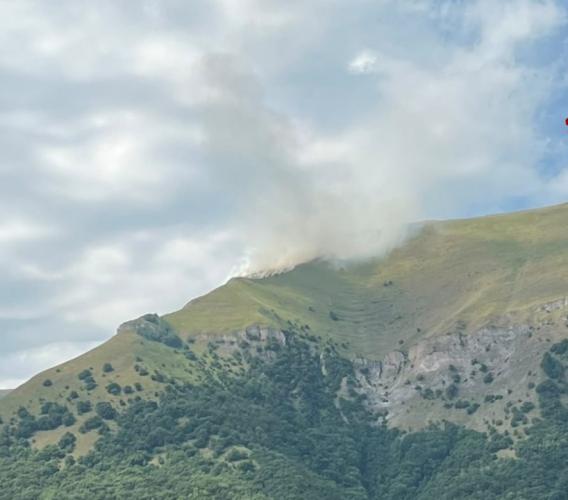Vasto incendio boschivo a Bolognola: in azione Vigili del Fuoco, elicottero e Canadair