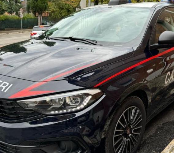 Civitanova, in strada in mutande con un coltello: denunciato dai carabinieri