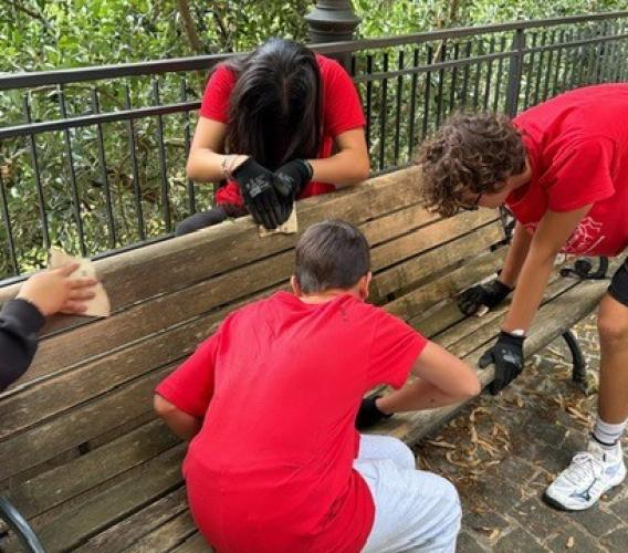 Fiastra, dieci giovani riqualificano la piazza di Acquacanina con il progetto “Ci sto? Affare fatica!”