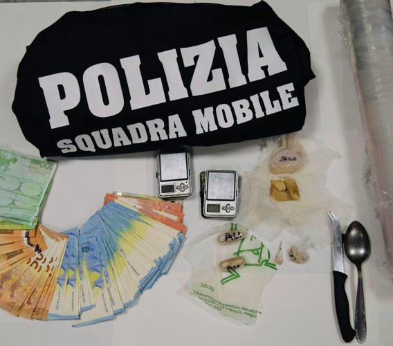 Consegne di eroina in bicicletta e spaccio da casa: ai domiciliari una coppia di Pollenza