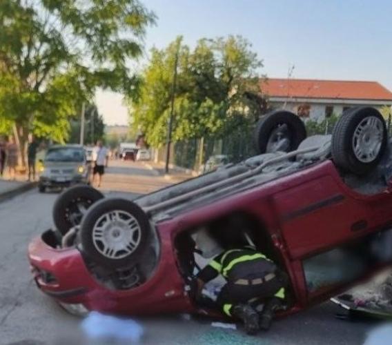 Montecassiano - Scontro tra due auto, una si ribalta: tre coinvolti, una donna ferita