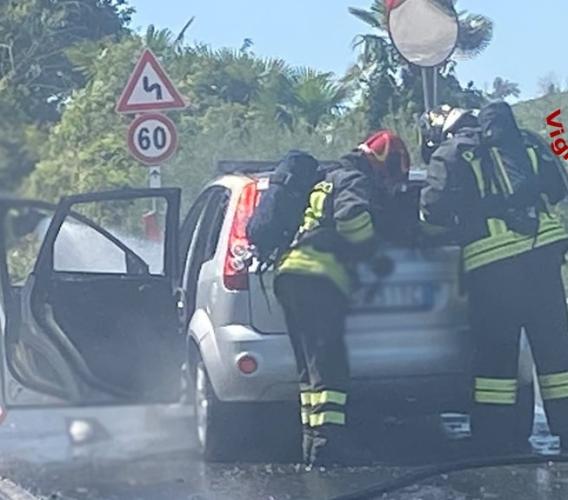 Tolentino, scontro tra tre auto in contrada Santa Lucia: una vettura incendiata dopo l’impatto