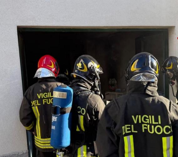 Monte San Giusto, incendio in un garage a Villa San Filippo: palazzina evacuata