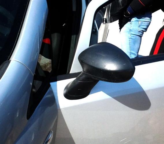 Lui lancia oggetti contro i carabinieri, lei li minaccia di morte: arrestato 45enne, denunciata la compagna