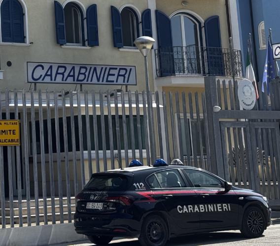Coltello da cucina in mano nel centro cittadino: 43enne denunciata a Porto Recanati