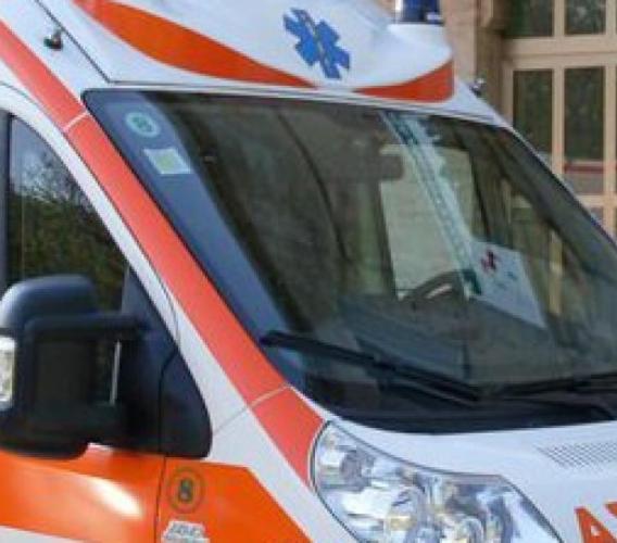 Potenza Picena, frontale tra due auto lungo la Regina: feriti trasportati all'ospedale