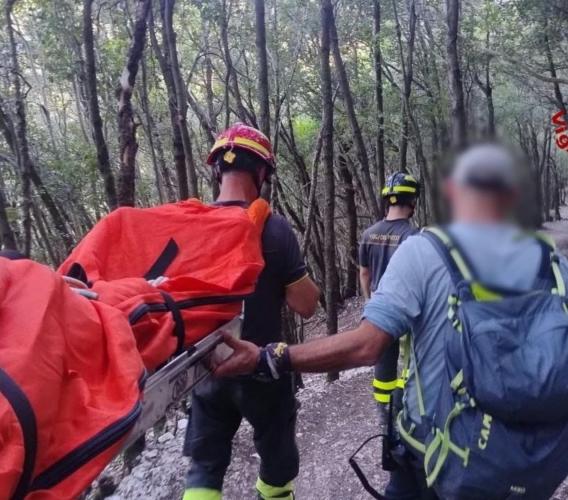 Fiastra, infortunio alla gamba durante un' escursione: soccorso un uomo