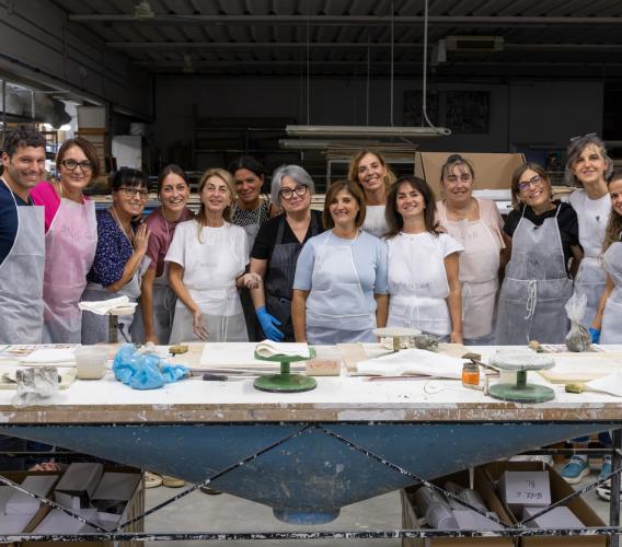 Pollenza, le insegnanti a lezione di ceramica: l'arte della lavorazione dell'argilla entra in classe