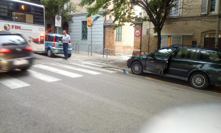 Macerata, apre la portiera e il bus la travolge