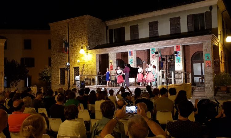 In tanti “Sotto le Stelle con Rossini”: TeatrOpera Festival riempie Piazza San Marco a Camporotondo In tanti “Sotto le Stelle con Rossini”: TeatrOpera Festival riempie Piazza San Marco a Camporotondo