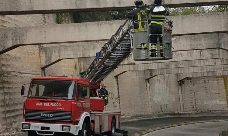 Nessun problema infrastrutturale per il ponte ferroviario di via Mattei, il Comune: "Solo un rigonfiamento dei copriferro"