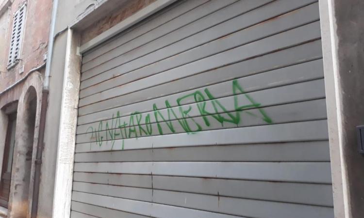 Macerata, sui muri della città appaiono scritte contro il questore Pignataro (FOTO) Macerata, sui muri della città appaiono scritte contro il questore Pignataro (FOTO)