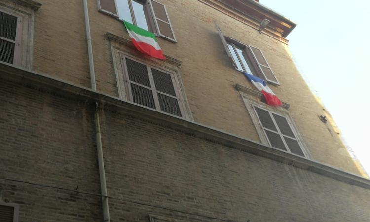 Macerata ai maceratesi: "Via la bandiera francese, il Comune pensi ai veri problemi della città" Macerata ai maceratesi: "Via la bandiera francese, il Comune pensi ai veri problemi della città"