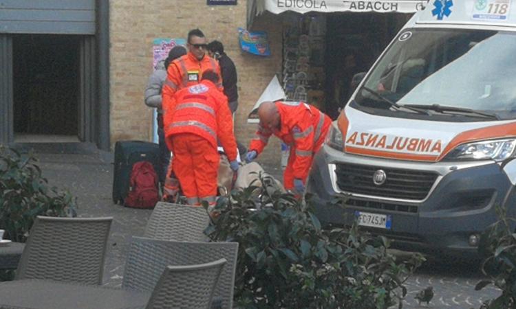 Macerata, ragazza si accascia a terra in piazza: interviene l'ambulanza Macerata, ragazza si accascia a terra in piazza: interviene l'ambulanza