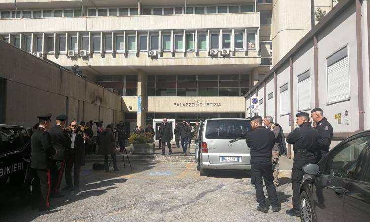 Processo a Oseghale, il pentito: "Iniziò a fare a pezzi Pamela quando era ancora viva". La mamma in lacrime Processo a Oseghale, il pentito: "Iniziò a fare a pezzi Pamela quando era ancora viva". La mamma in lacrime