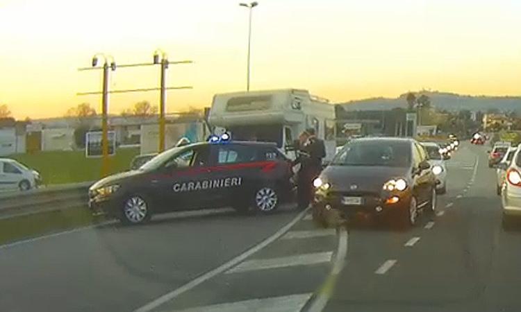 Montecosaro,  carabinieri tagliano la strada e bloccano camper di rom (FOTO)