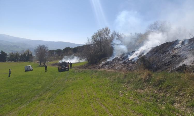 Apiro, vasto incendio: pompieri da Macerata e Ancona Apiro, vasto incendio: pompieri da Macerata e Ancona