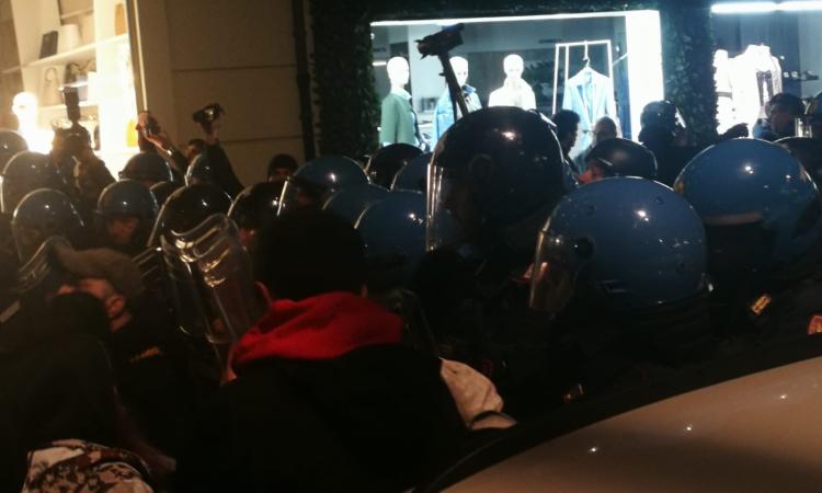 Civitanova, tensione in centro per l'arrivo del senatore Pillon: interviene la Polizia (FOTO e VIDEO)