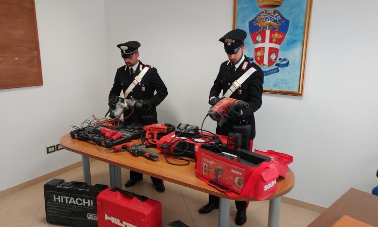 Serrapetrona, saccheggiano cantiere e vendono la merce sul web: due denunciati Serrapetrona, saccheggiano cantiere e vendono la merce sul web: due denunciati