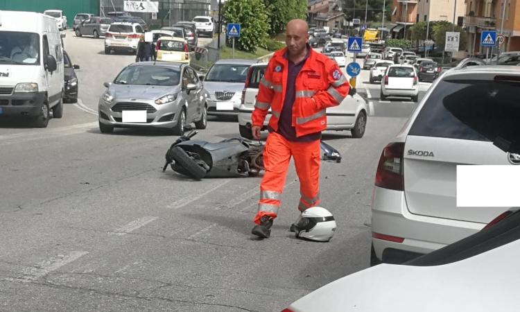 Scontro tra due auto e uno scooter in via dei Velini: motociclista trasportato a Torrette, è grave (FOTO)
