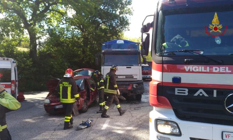 Treia, impatto tra auto e camion: coinvolto un bambino di quattro anni (FOTO) Treia, impatto tra auto e camion: coinvolto un bambino di quattro anni (FOTO)