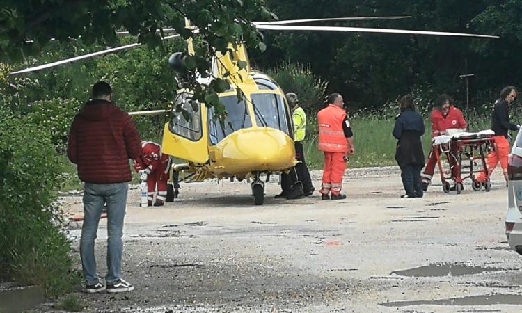 Montefano, scontro tra auto e moto: centauro trasportato ad Ancona in codice rosso