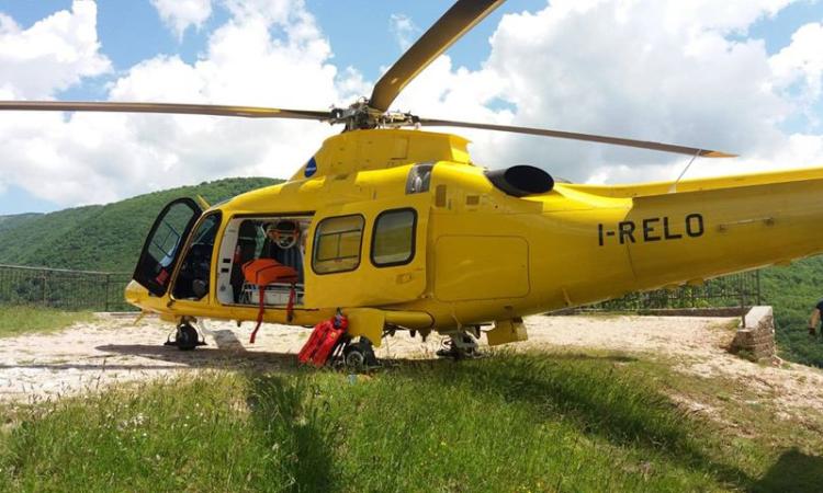 Ussita, brutta caduta in casa per una donna: interviene l'eliambulanza Ussita, brutta caduta in casa per una donna: interviene l'eliambulanza