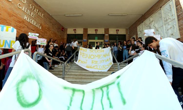 Gli 'Amici del Liceo Galilei' al fianco degli studenti: "Forte rammarico per lo sfratto" Gli 'Amici del Liceo Galilei' al fianco degli studenti: "Forte rammarico per lo sfratto"