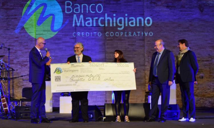 Roberto Vecchioni incanta lo Sferisterio: il Banco Marchigiano dona cinque mila euro all'Associazione G.A.I.A. Onlus (FOTOGALLERY)