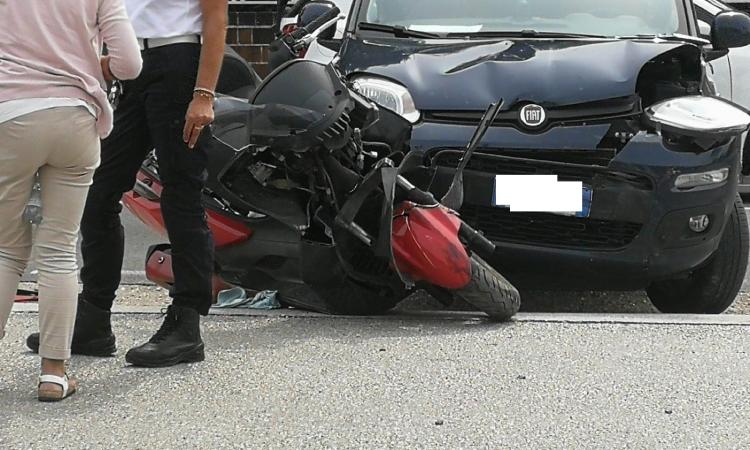 Corridonia, scontro tra auto e scooter: uomo trasportato all'Ospedale Torrette (FOTO)