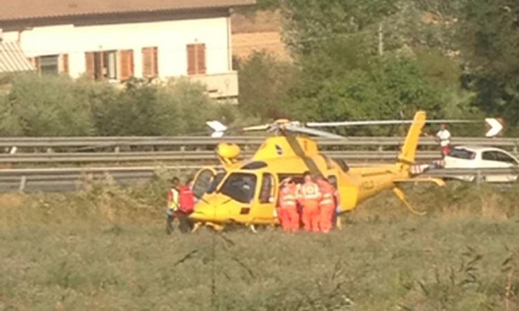 Incidente a Civitanova, scooter finisce fuori strada: interviene l'eliambulanza (FOTO)