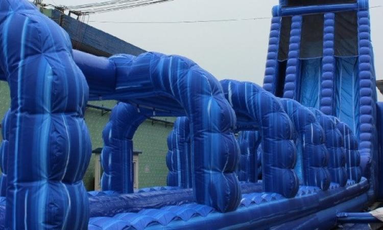 In piazza a Porto Recanati arriva lo scivolo acquatico alto 11 metri In piazza a Porto Recanati arriva lo scivolo acquatico alto 11 metri