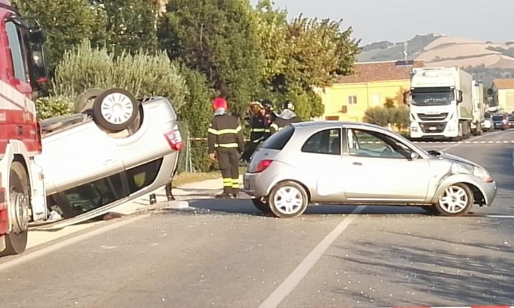 Trodica, violento scontro frontale tra due auto: una donna trasportata a Torrette in codice rosso (FOTO e VIDEO) Trodica, violento scontro frontale tra due auto: una donna trasportata a Torrette in codice rosso (FOTO e VIDEO)