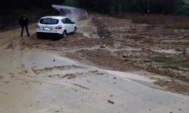 Maltempo, riaperta la Provinciale dell'Asola a Montelupone: auto intrappolata nel fango sulla "Bivio Vergini" (FOTO)