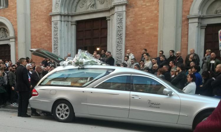 In centinaia per l'ultimo saluto a Mauro, il dolore del fratello: "Oggi abbiamo perso tutti" (FOTO)