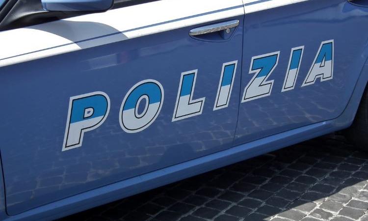 Macerata, blitz in un casolare abbandonato, sorpresi con droga e armi improprie: denunciati due giovani