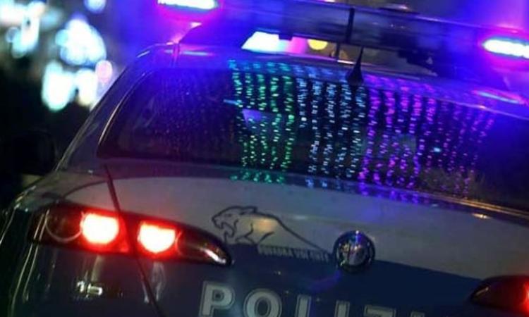 Scappa all'alt della polizia e si schianta contro una volante: inseguimento da film a Civitanova