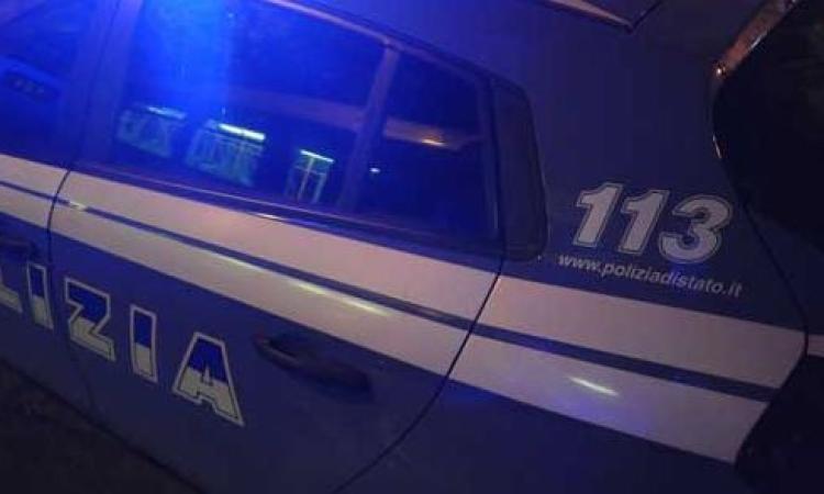 Macerata, nasconde la droga nel reggiseno: in manette moglie e marito (VIDEO) Macerata, nasconde la droga nel reggiseno: in manette moglie e marito (VIDEO)