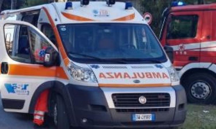Morrovalle, incidente in superstrada: auto urta camion e invade la corsia opposta, traffico in tilt