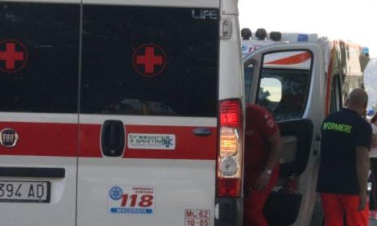 Potenza Picena,  violento scontro tra auto e camion lungo la Regina: ferita una donna