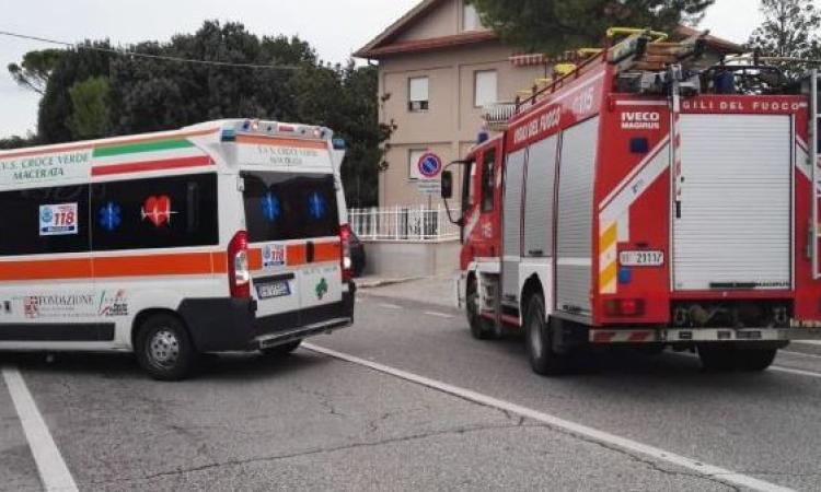 Maddalena di Muccia, scontro tra un camion e un'auto: sul posto 118 e Vigili del Fuoco Maddalena di Muccia, scontro tra un camion e un'auto: sul posto 118 e Vigili del Fuoco
