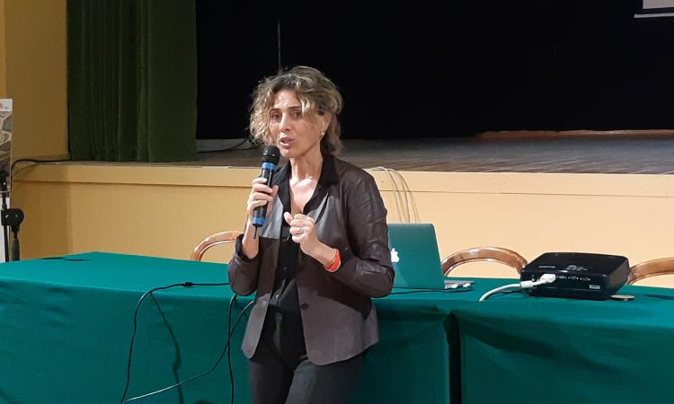 Carolina, mamma e donna "coraggio" ha incontrato studenti e genitori a San Severino Carolina, mamma e donna "coraggio" ha incontrato studenti e genitori a San Severino