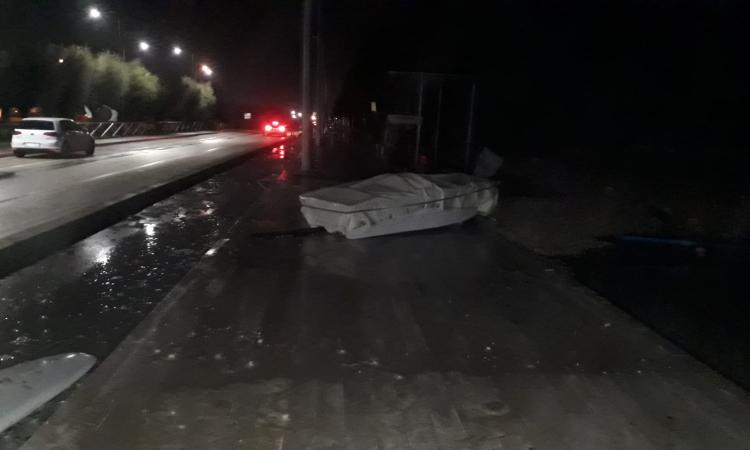 Mareggiate nella notte: danni lungo la costa maceratese, l'acqua arriva in strada Mareggiate nella notte: danni lungo la costa maceratese, l'acqua arriva in strada