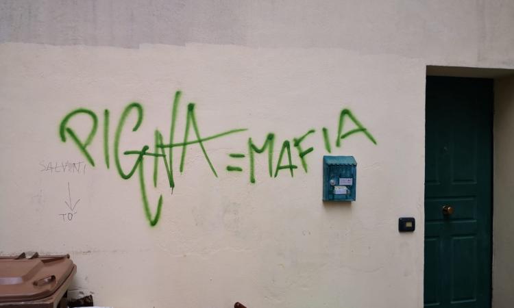 Macerata, nuove scritte offensive contro il questore. Pignataro: "Nessun passo indietro" Macerata, nuove scritte offensive contro il questore. Pignataro: "Nessun passo indietro"
